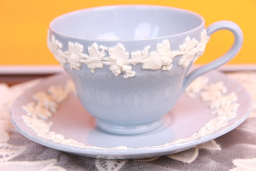 웨지우드 에그쉘 퀸스웨어 아이보리 안 라벤더 컵&amp;소서 Wedgwood Eggshell Queensware Ivory on Lavender Cup &amp; Saucer circa 1960