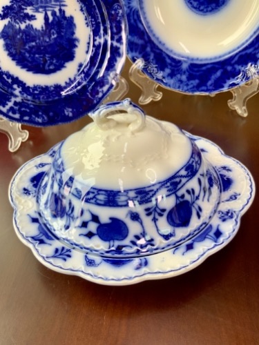 Johnson Bros. 플로우 블루 &quot;Holland&quot; 페턴 커버 버터 디쉬-데미지 (크랙)  Johnson Bros. Flow Blue &quot;Holland&quot; Covered Butter Dish circa 1910 - AS IS