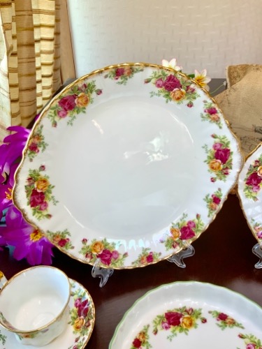 로얄 알버트 &quot;올드 컨트리 로즈&quot; 라지 핸들 서빙 플레이트 Royal Albert &quot;Old Country Roses&quot; Large Handled Serving Plate circa 1962