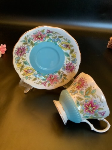 로얄 알버트&quot;Jacobean&quot; 컵&amp;소서  Royal Albert &quot;Jacobean&quot; Cup &amp; Saucer circa 1950