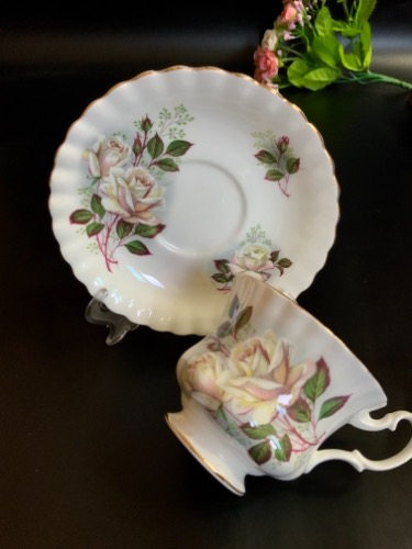 로얄 알버트 &quot;White Rose&quot; 컵&amp;소서 Royal Albert &quot;White Rose&quot; Cup &amp; Saucer circa 1940