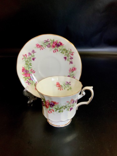 엘리자베스 &quot;Fuschia&quot; 컵&amp;소서 Elizabethan &quot;Fuschia&quot; Cup &amp; Saucer circa 1970