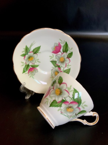 리젠시 &quot;크리스마스 로즈&quot; 컵&amp;소서 Regency &quot;Christmas Rose&quot; Cup &amp; Saucer circa 1960