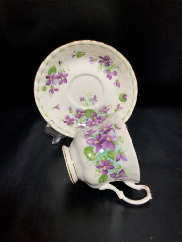 로얄 알버트 1월 &quot;제비꽃&quot; 컵&amp;소서 Royal Albert February &quot;Violets&quot; Cup &amp; Saucer circa 1960