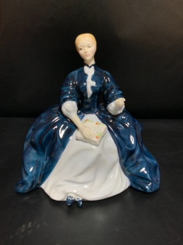 로얄 돌턴 피겨린  &quot;Laurianna&quot;  Royal Doulton Figurine &quot;Laurianna&quot; circa 1973