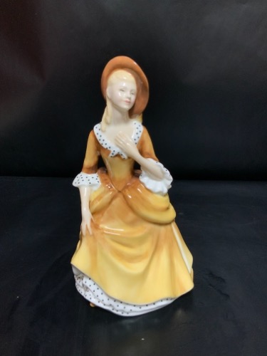 로얄 돌턴 &quot;Sandra&quot;  피겨린 Royal Doulton &quot;Sandra&quot; Figurine circa 1968