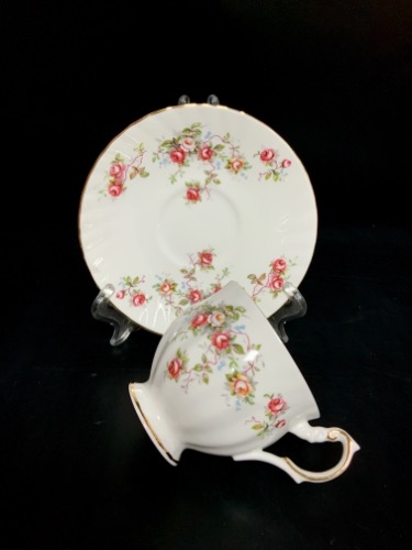 퀸 &quot;Rosamund&quot; 컵&amp;소서  Queens &quot;Rosamund&quot; Cup &amp; Saucer circa 1950