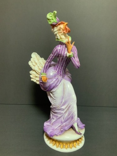 카포디몬테 라지 도자기 장식 빅토리언 드레스를 입은 치킨 여자 Capodimonte Large Figural Chicken Woman in Victorian Bustle Dress circa 1940