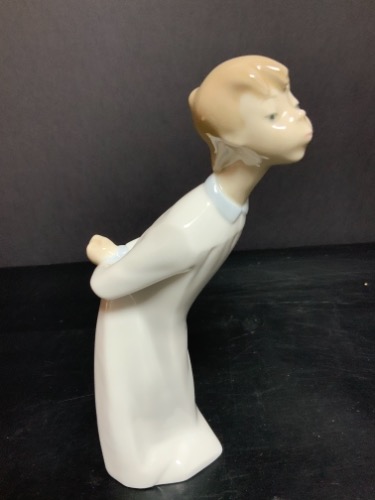 야드로 소년 Blowing Kiss 피겨린 LLadro Boy Blowing Kiss Figurine Circa 1970