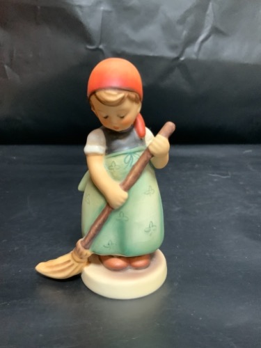 헴멜 &quot;Little Sweeper&quot; 피겨린 Hummel &quot;Little Sweeper&quot; Figurine 1972-1979