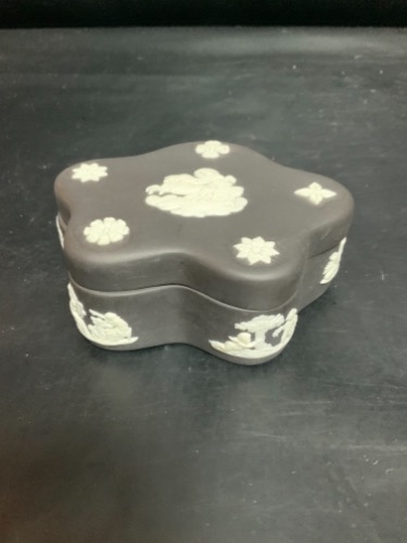 웨지우드 화이트 안 블랙 제스퍼웨어 스몰 드레서 박스 Wedgwood White on Black Jasperware Small Dresser Box circa 1960