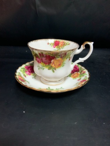 로얄 알버트 &quot;올드 컨트리 로즈&quot; 컵&amp;소서 Royal Albert &quot;Old Country Roses&quot; Cup &amp; Saucer circa 1963