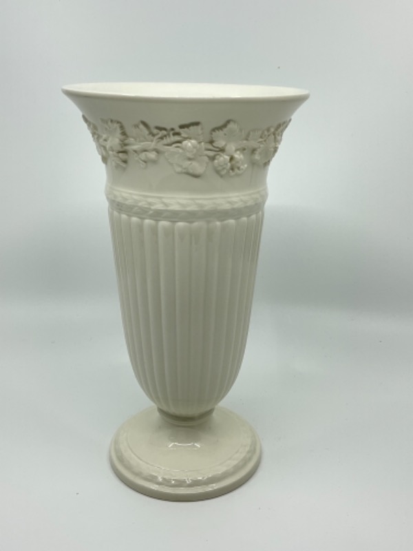 웨지우드 아이보리 퀸즈웨어 트럼펫 베이스 Wedgwood Ivory Queensware Trumpet Vase circa 1961