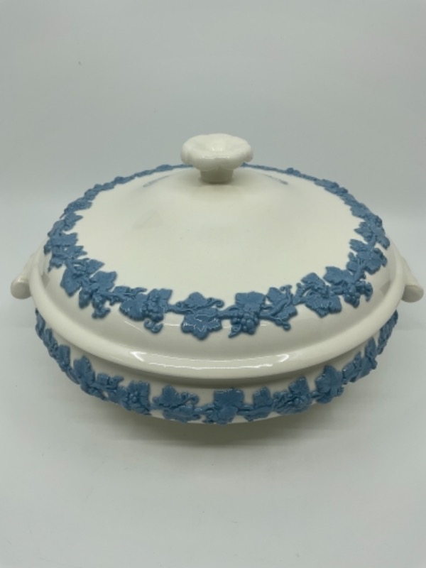 웨지우드 라벤더 안 아이보리 퀸즈웨어 커버 케서롤 Wedgwood Lavender on Ivory Queensware Covered Casserole circa 1964