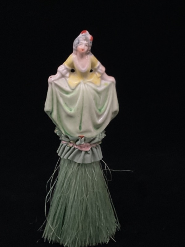 화장대 / 드레서 핸드페인트 하프 인형 빗자루 Vanity / Dresser Hand Painted Half Doll Broom circa 1920