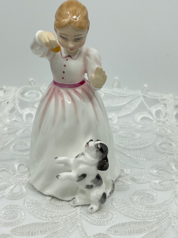 로얄 돌턴 &quot;Reward&quot; 피겨린-스몰 싸이즈- Royal Doulton &quot;Reward&quot; Figurine circa 1991 - Small Size