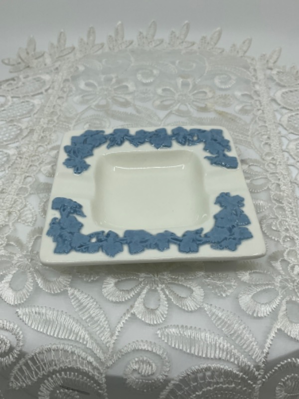 웨지우드 퀸즈웨어 라벤더 온 아이보리 재떨이 Wedgwood Queensware Lavender on Ivory Ashtray circa 1960