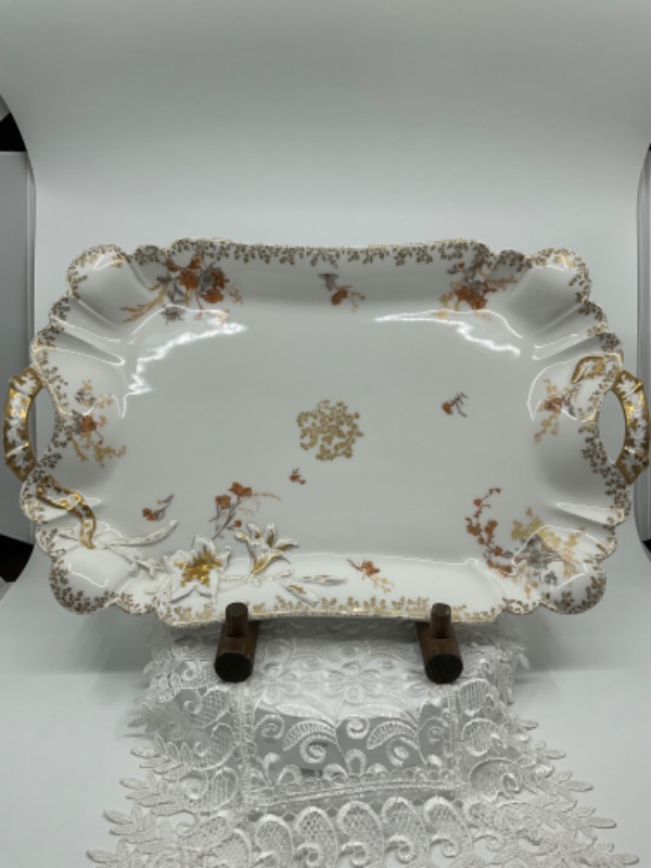 하빌랜드 리모지 &quot;Floral in Relief&quot; 라지 핸들 플레터 Haviland Limoges &quot;Floral in Relief&quot; LG Handled Platter circa 1880