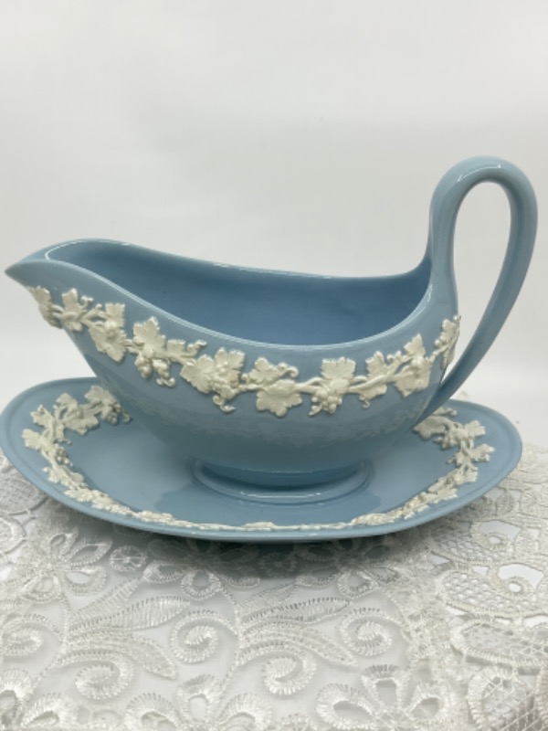 왜지우드 아이보리 온 라벤더 퀸즈웨어 그레이비 보트  Wedgwood Ivory on Lavender Queensware Gravy Boat circa 1960