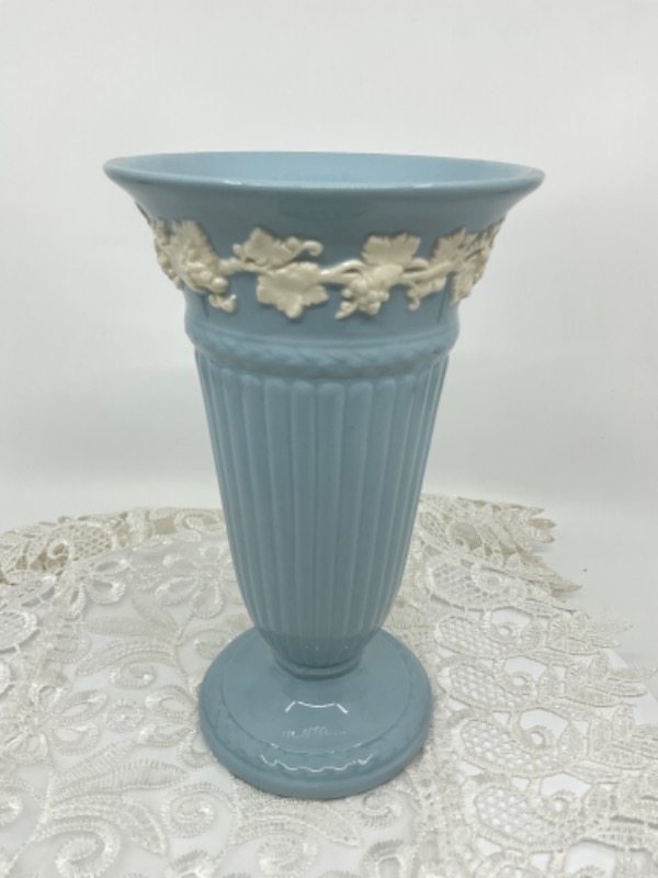 왜지우드 아이보리 온 라벤더 퀸즈웨어 트럼펫 베이스 Wedgwood Ivory on Lavender Queensware Trumpet vase circa 1960