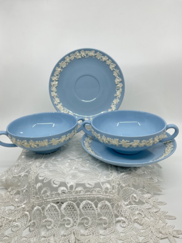 왜지우드 아이보리 온 라벤더 퀸즈웨어 투핸들 스프  &amp; 소서  Wedgwood Ivory on Lavender Queensware 2 Handled Soup &amp; Saucer circa 1960