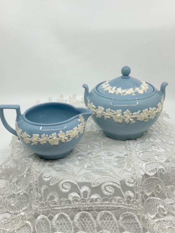 왜지우드 아이보리 온 라벤더 퀸즈웨어 크리머 &amp; 슈거  Wedgwood Ivory on Lavender Queensware Creamer &amp; Sugar circa 1960