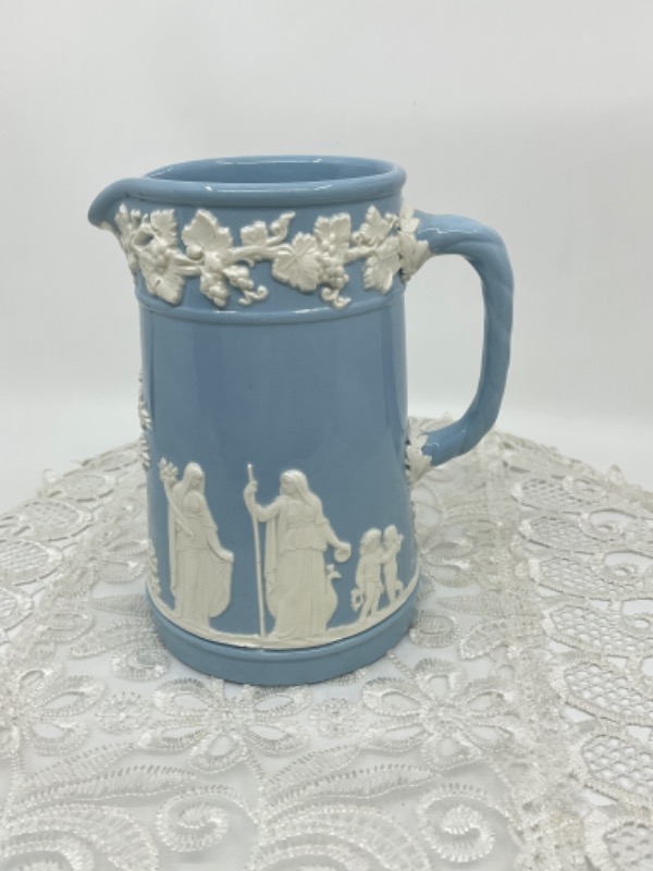 왜지우드 아이보리 온 라벤더 퀸즈웨어 밀크 피쳐 Wedgwood Ivory on Lavender Queensware Milk Pitcher circa 1960