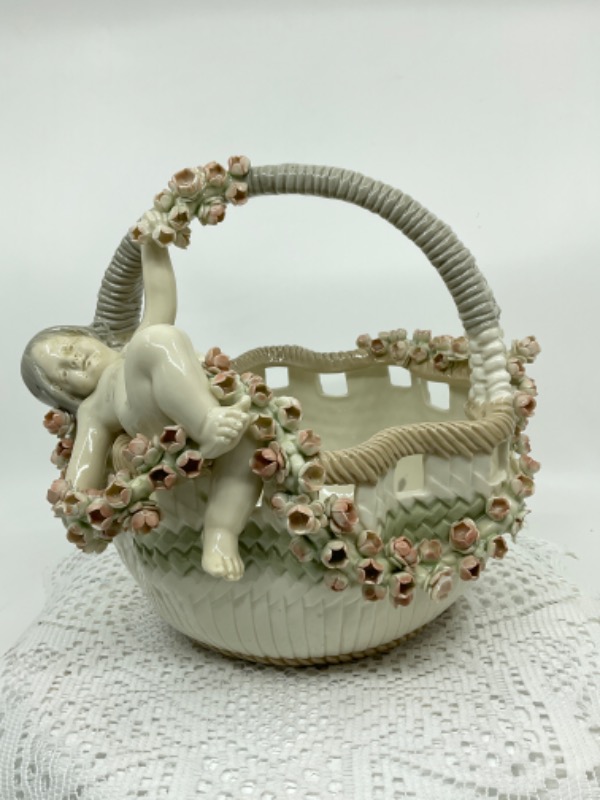 WERKE REISSNER 암포리아 투각 &quot;천사&quot; 바스켓 W/ 적용된 플라워 WERKE REISSNER Amphoria Fluted &quot;Cherub&quot; Basket w/ Applied Flowers circa 1900 - RARE