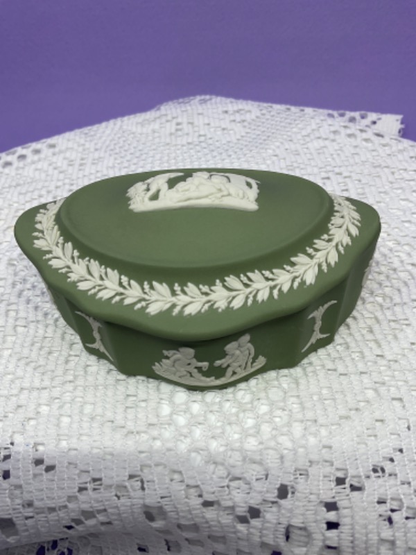 왜지우드 아이보리 온 세지 그린 제스퍼웨어 박스 Wedgwood Ivory on Sage Green Jasperware Box circa 1970