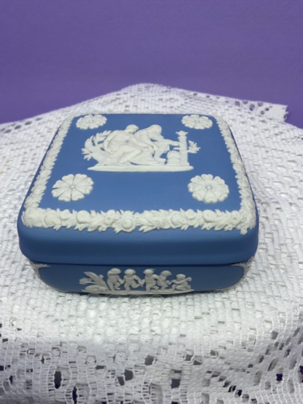 왜지우드 아이보리 온 라벤더 제스퍼웨어 박스 Wedgwood Ivory on Lavender Jasperware Box 1967