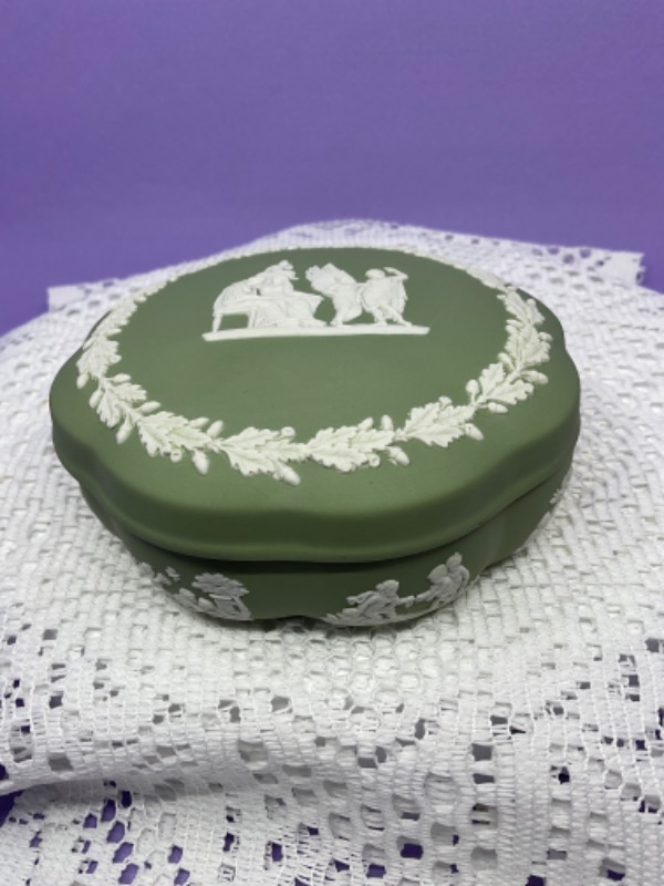 왜지우드 아이보리 온 세지 그린 제스퍼웨어 박스 Wedgwood Ivory on Sage Green Jasperware Box circa 1970