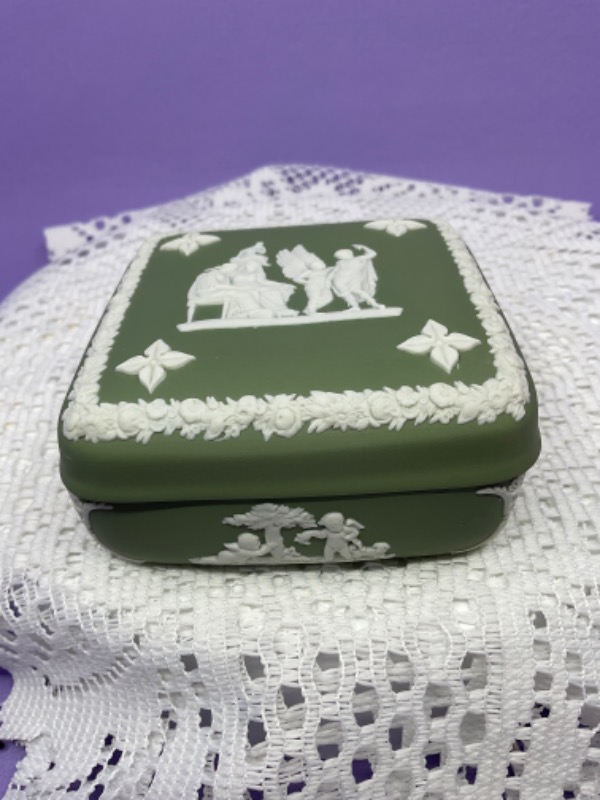 왜지우드 아이보리 온 세지 그린 제스퍼웨어 박스 Wedgwood Ivory on Sage Green Jasperware Box circa 1970