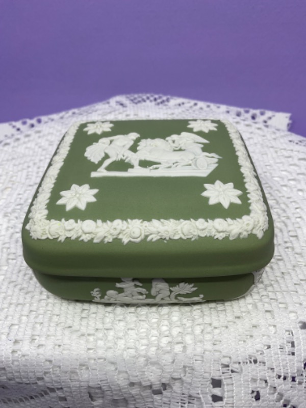 왜지우드 아이보리 온 세지 그린 제스퍼웨어 박스 Wedgwood Ivory on Sage Green Jasperware Box circa 1970