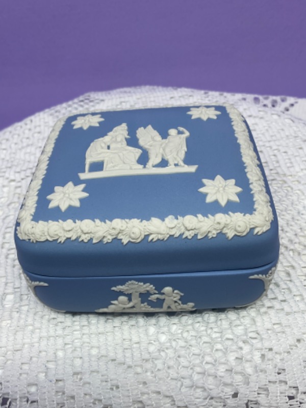 왜지우드 아이보리 온 라벤더 제스퍼웨어 박스 Wedgwood Ivory on Lavender Jasperware Box circa 1960