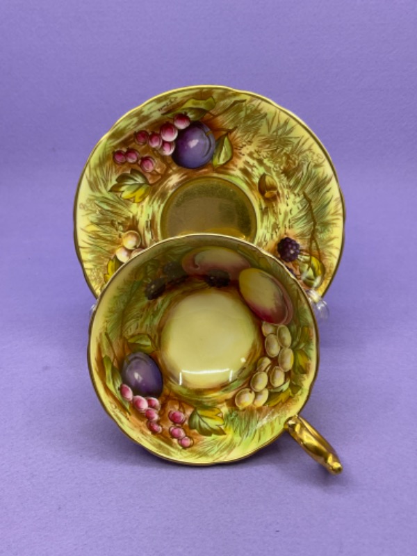 앤슬리 &quot;오쳐드 과일&quot; 컵 &amp; 소서 Aynsley &quot;Orchard Fruits&quot; Cup &amp; Saucer ( Signed D. Jones) circa 1950