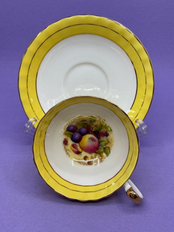 앤슬리 &quot;오쳐드 과일&quot; 컵 &amp; 소서 Aynsley &quot;Orchard Fruits&quot; Cup &amp; Saucer ( Signed D. Jones) circa 1950