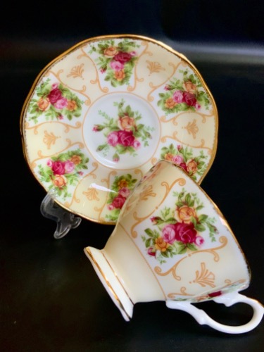 로얄 알버트 &quot;Rose Cameo Peach&quot;  컵&amp;소서 Royal Albert &quot;Rose Cameo Peach&quot; Cup &amp; Saucer circa 2003