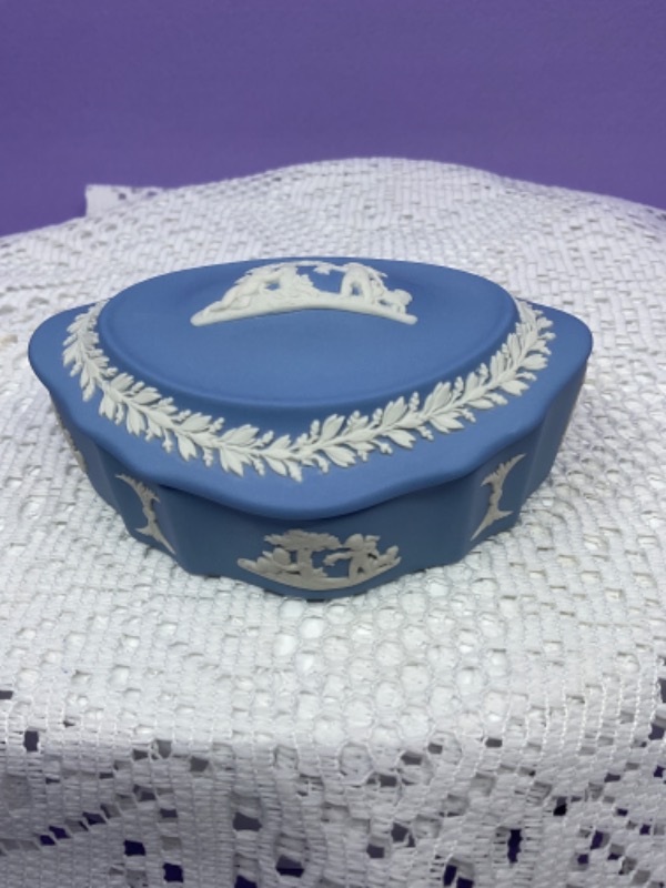 왜지우드 아이보리 온 라벤더 제스퍼웨어 박스 Wedgwood Ivory on Lavender Jasperware Box circa 1970