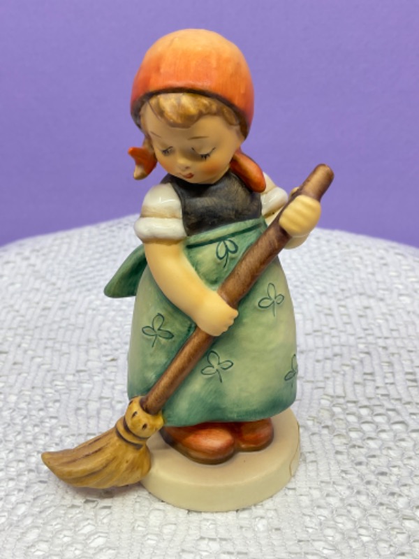 헴멜 &quot;Little Sweeper&quot; 피겨린 Hummel Little Sweeper Figurine circa 1970