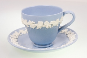 웨지우드 퀸스웨어 데미테시&quot;에쏘잔&quot; 컵&amp;소서 Wedgwood Embossed Queensware Demitasse Cup &amp; Saucer circa 1940 - 1974