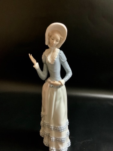 야드로 &quot;Little Lady&quot; 피겨린-있는 그대로- &quot;Little Lady&quot; Figurine - AS IS