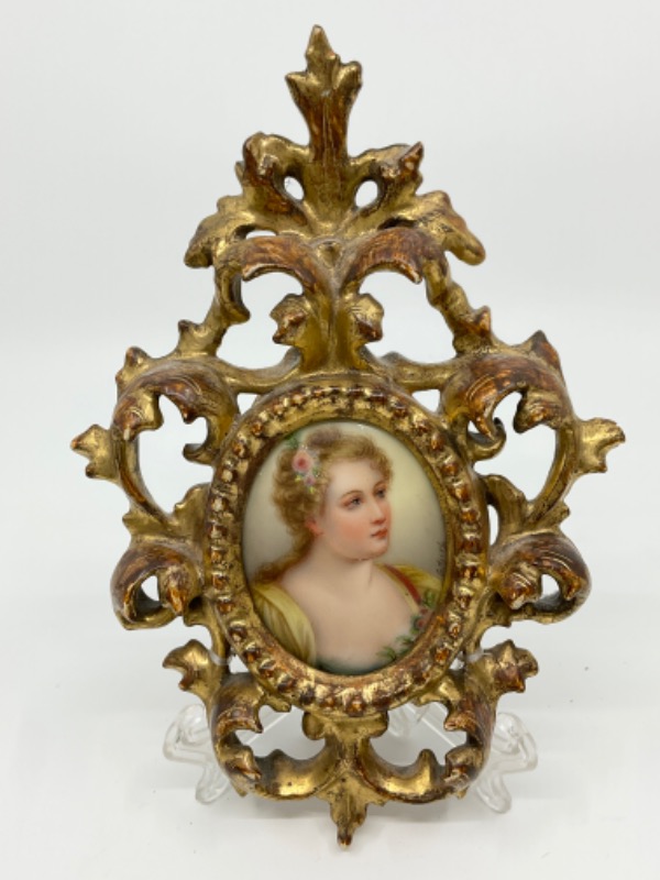 19세기 핸드페인트 미니 초상화 온 이탈리언 로코코 조각 나무 프래임 19th C. Hand Painted Mini Portrait on Porcelain in Italian Rococo Carved Wood Frame