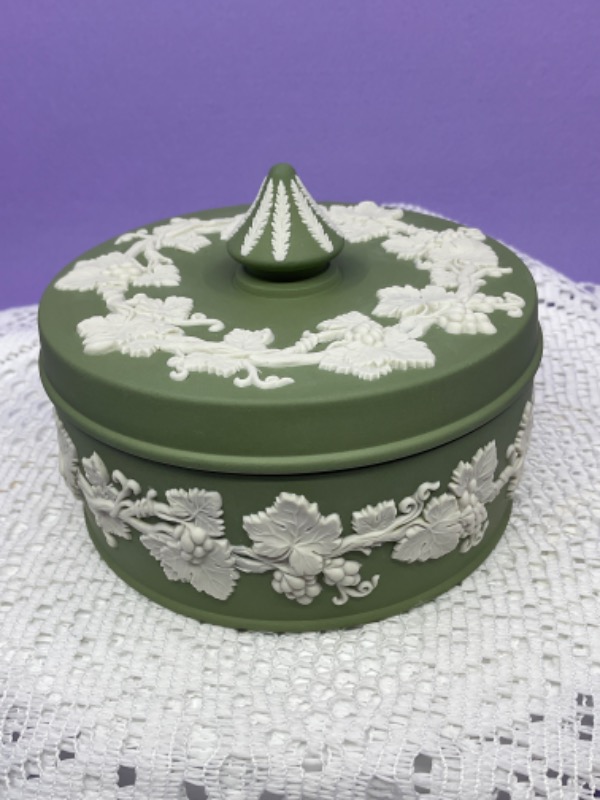 왜지우드 아이보리 온 세지 그린 제스퍼웨어 박스 Wedgwood Ivory on Sage Green Jasperware Dresser Box circa 1970