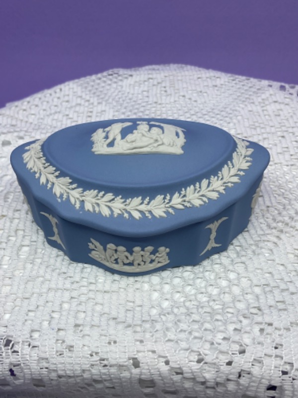 왜지우드 아이보리 온 라벤더 제스퍼웨어 박스 Wedgwood Ivory on Lavender Jasperware Box circa 1970