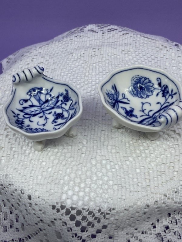 마이센 블루 어니언 발달린 개인용 소금 디쉬-매우 귀한- Meissen Blue Onion Footed Individual Salt Cellar circa 1935 - RARE