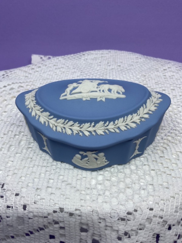 왜지우드 아이보리 온 라벤더 제스퍼웨어 박스 Wedgwood Ivory on Lavender Jasperware Box circa 1970