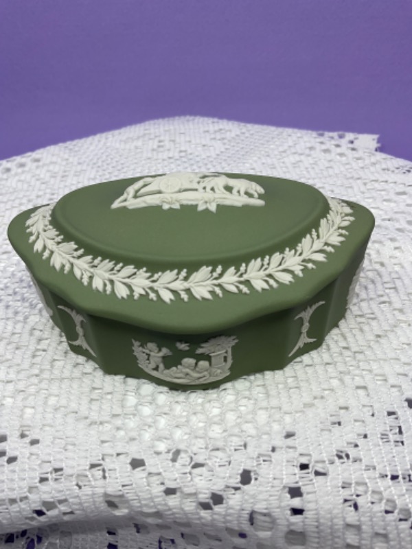 왜지우드 아이보리 온 세지 그린 제스퍼웨어 박스 Wedgwood Ivory on Sage Green Jasperware Box circa 1970