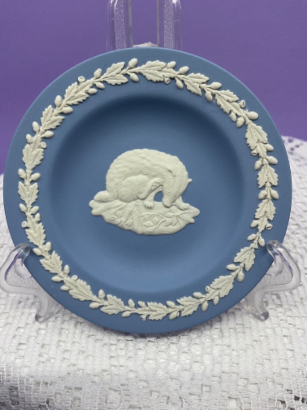 왜지우드 아이보리 온 라벤더 &quot;Nature Reserve&quot; 제스퍼웨어 핀 디쉬 Wedgwood Ivory on Lavender &quot;Nature Reserve&quot; Jasperware Pin Dish circa 1960