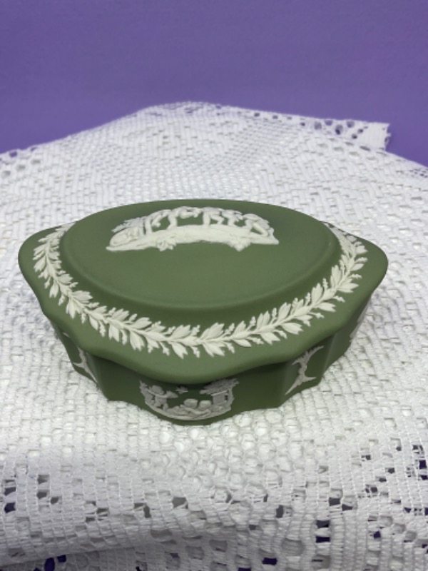 왜지우드 아이보리 온 세지 그린 제스퍼웨어 박스 Wedgwood Ivory on Sage Green Jasperware Box circa 1970