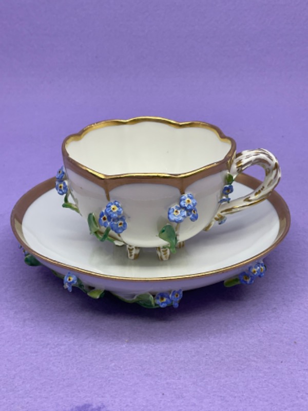 마이센 발달린 핸드페인트 적용된 플라워 컵 &amp; 소서 Meissen Footed Hand Painted w/ Applied Flowers Cup &amp; Saucer circa 1815-1924